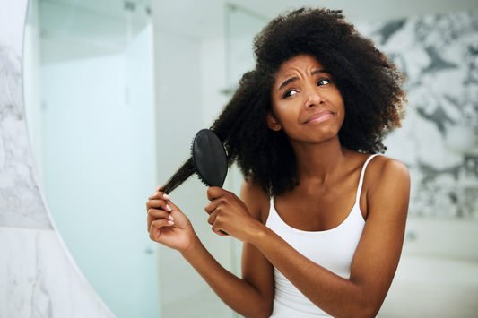 Cheveux fins et bouclés : pourquoi vos produits vous alourdissent ?