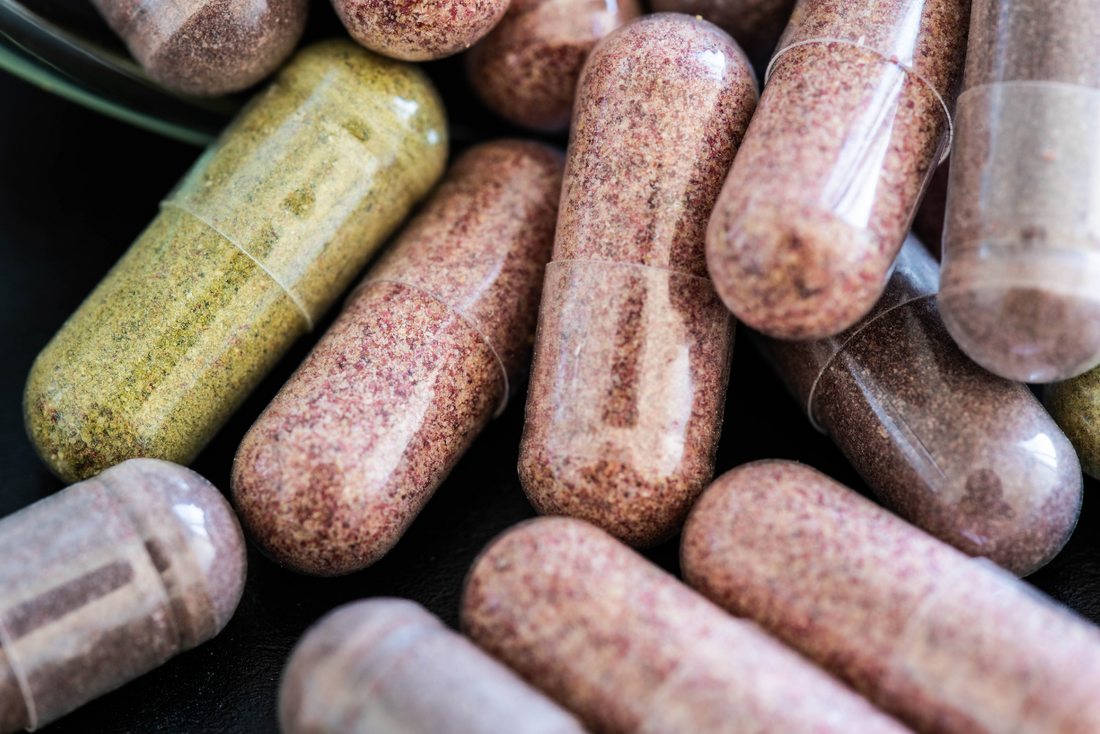 Compléments alimentaires pour cheveux texturés : utiles ou pas ?