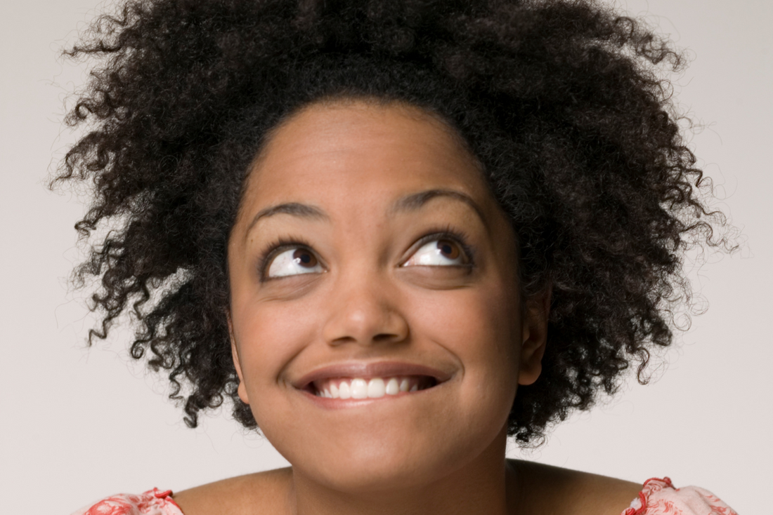 Pourquoi mes cheveux texturés gonflent après le séchage ?