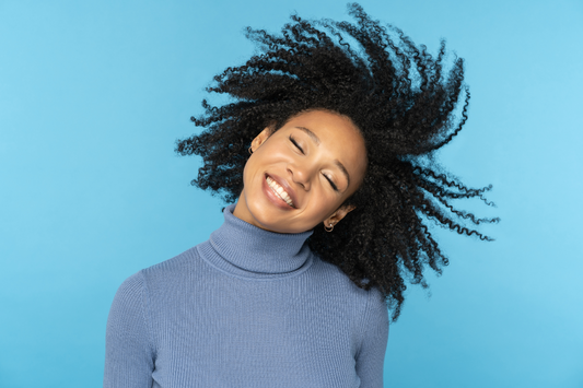 Routine cheveux fins : comment l’adapter à votre type de boucles ?