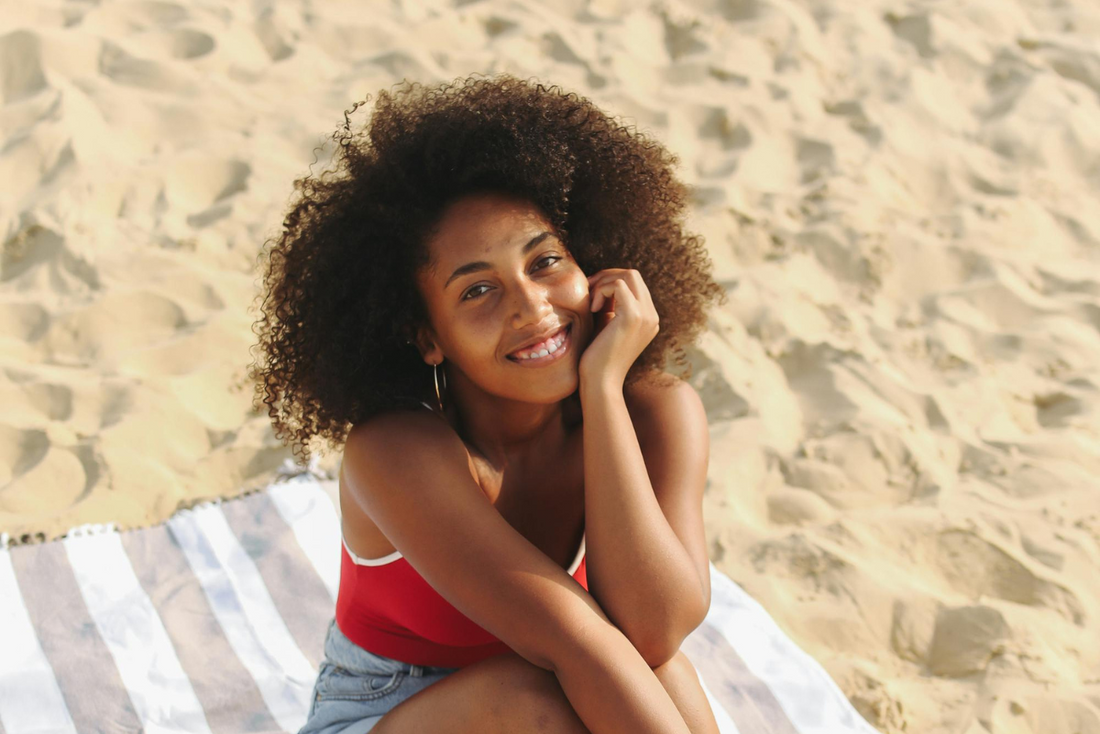 Routine cheveux texturés en été : comment éviter casse, sécheresse et perte de définition ?