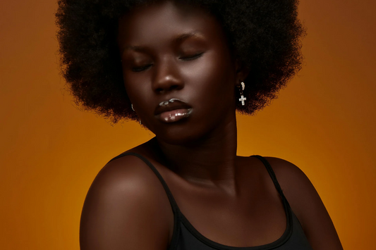 Stress, fatigue, carences : 3 ennemis invisibles de vos cheveux texturés