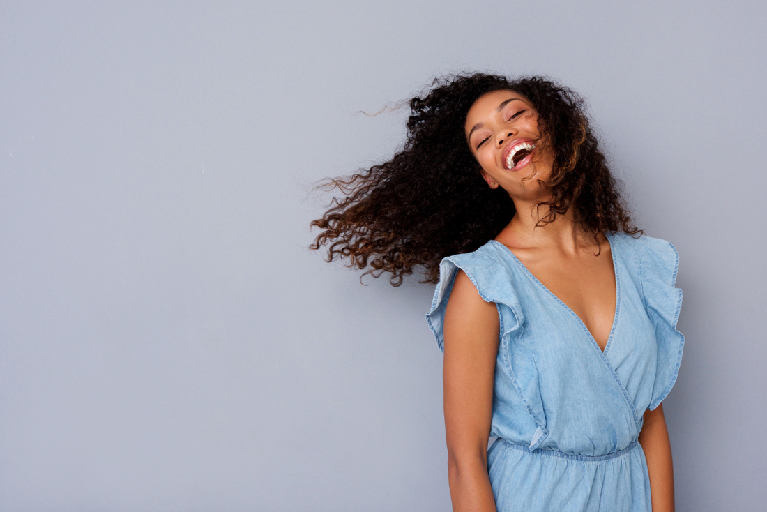 Cheveux fins et bouclés : 5 astuces pour préserver le volume toute la journée