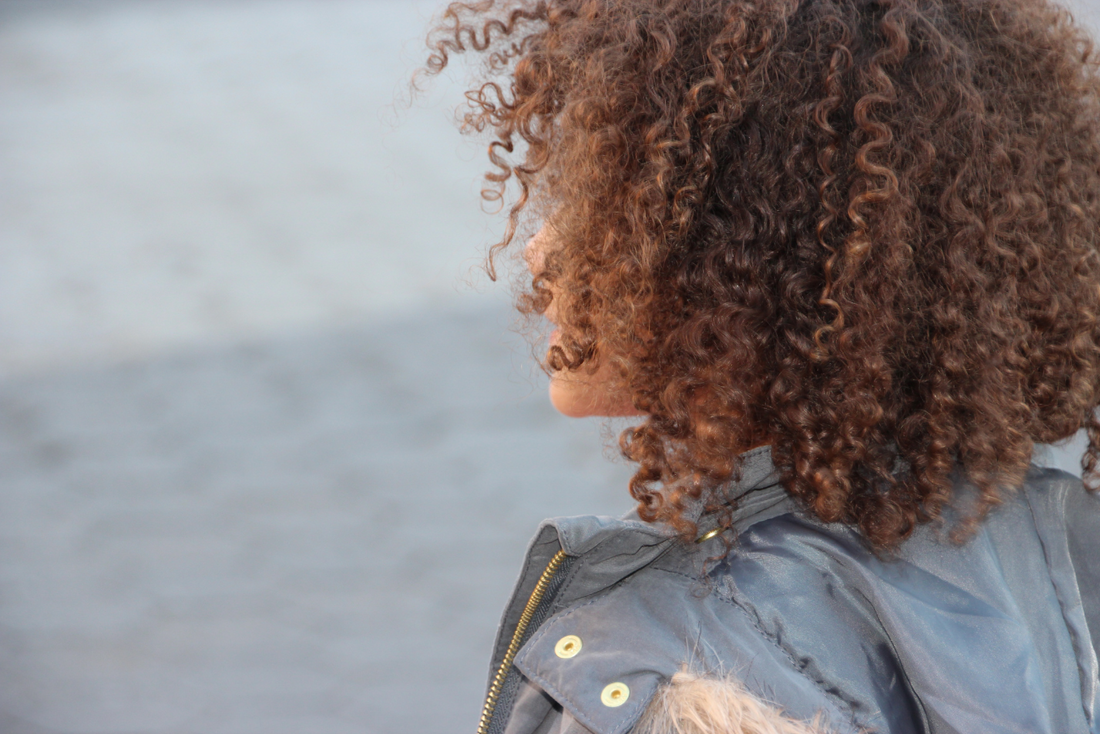Routine cheveux fins et bouclés : comment allier volume et légèreté ?