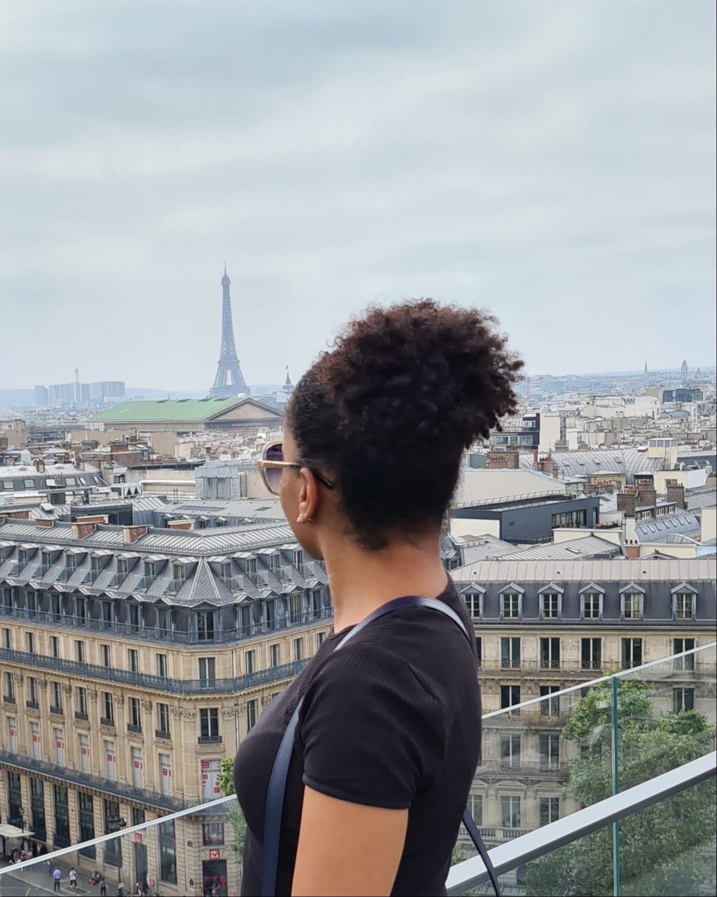 Femme aux cheveux texturés afro puff